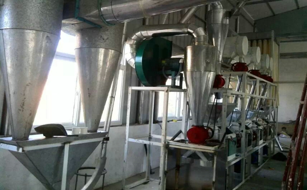 玉米磨粉机在投料口处采用大风量吸风的目的是什么?
